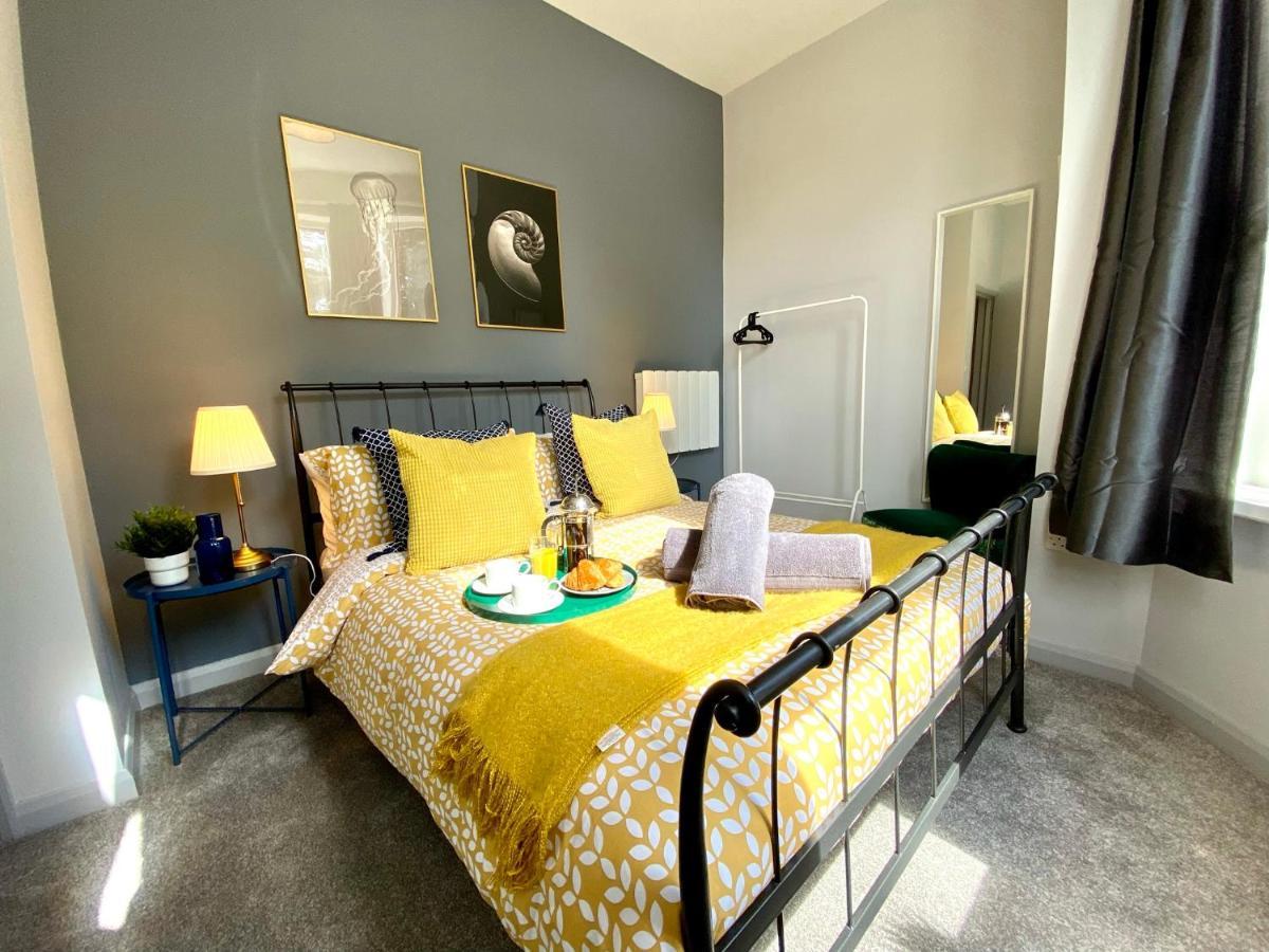 Beachside Bliss: Trendy Apartment near Bournemouth Exterior photo